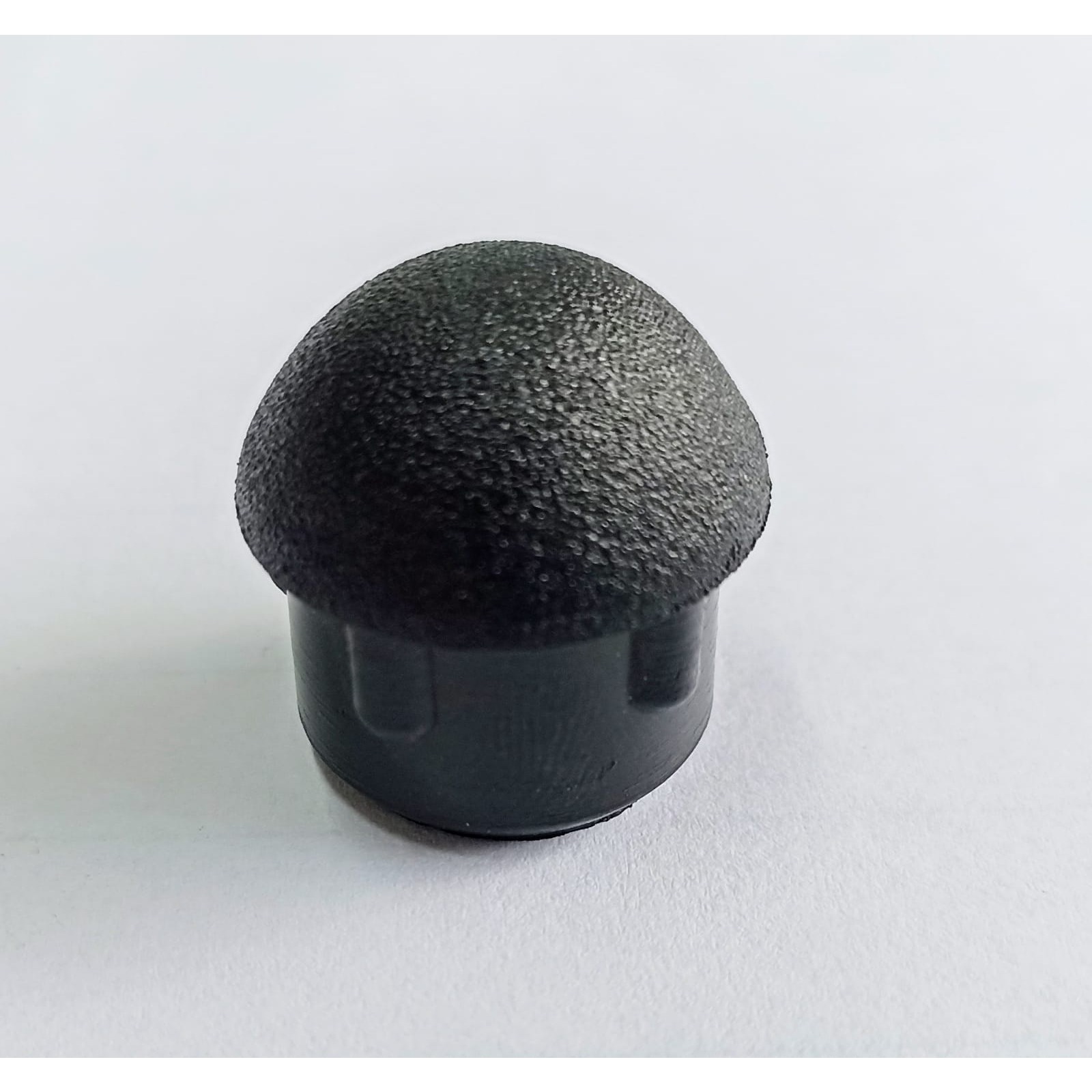 Ponteira 7/8 Interna Abaulada de alta resistência para tubos redondos. O acabamento curvo ideal para móveis e estruturas metálicas com a qualidade Fermaplast. Confira agora!